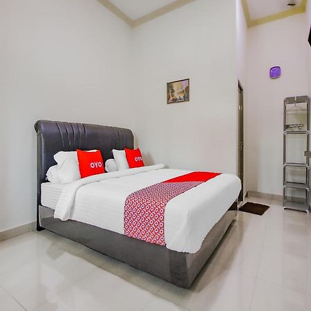 Oyo 90063 Silver Homestay Syariah Perabumulih Exterior foto