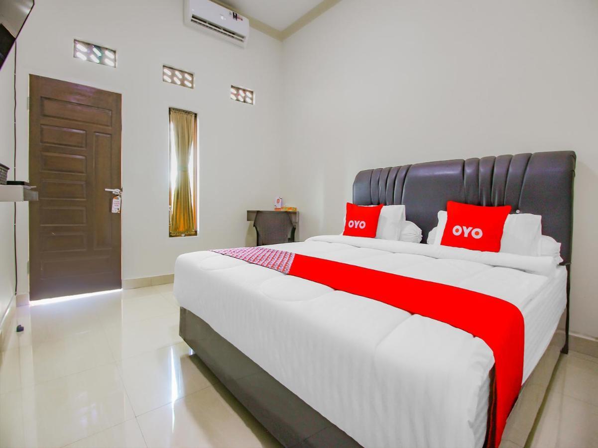 Oyo 90063 Silver Homestay Syariah Perabumulih Exterior foto