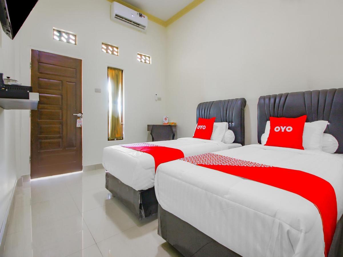 Oyo 90063 Silver Homestay Syariah Perabumulih Exterior foto