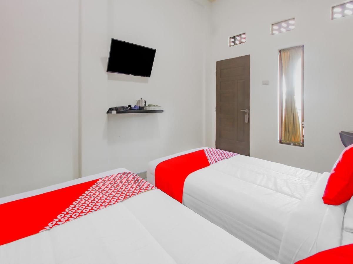Oyo 90063 Silver Homestay Syariah Perabumulih Exterior foto